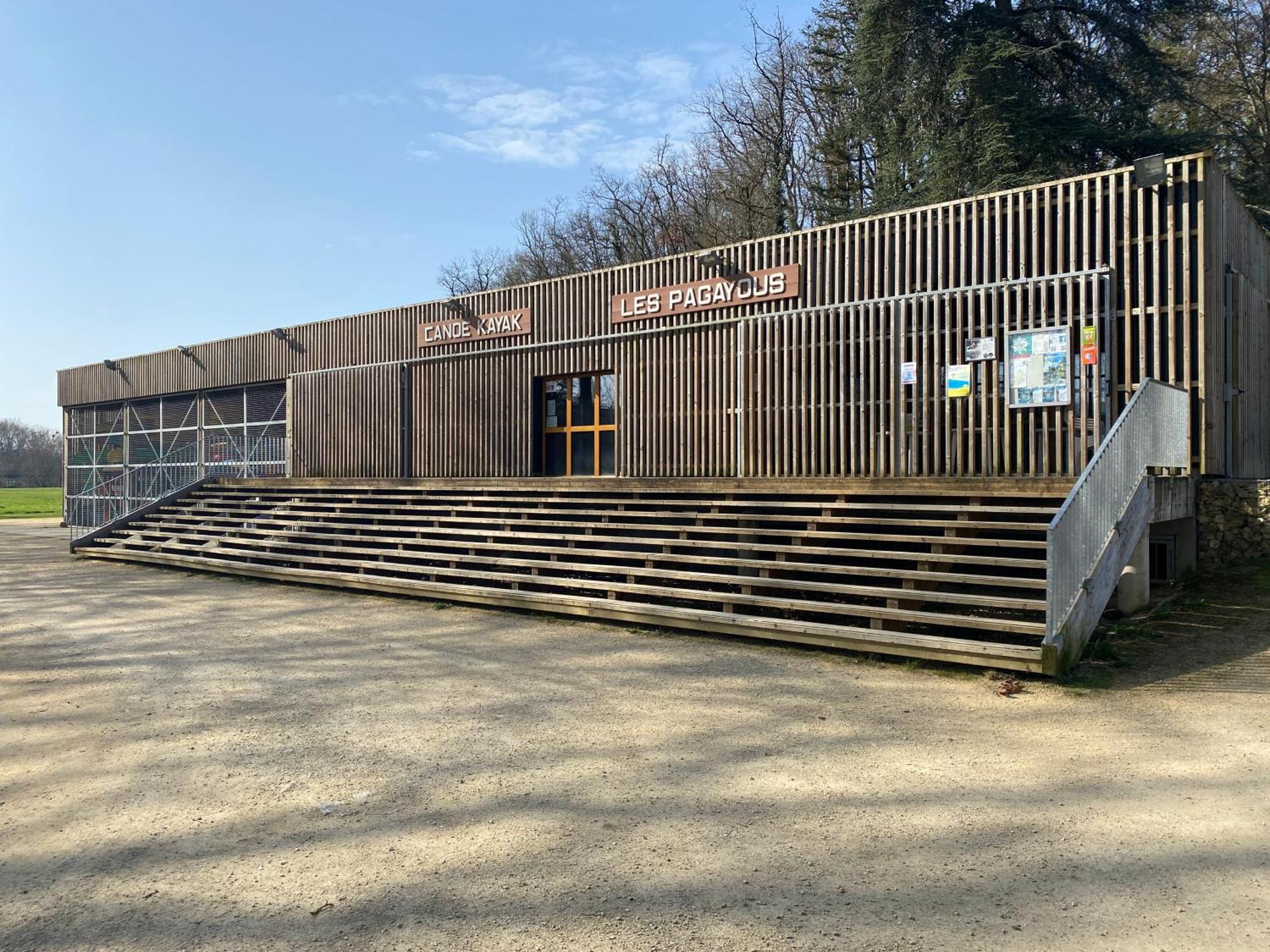 Logis Hotel Le Saint Georges Vivonne Bagian luar foto