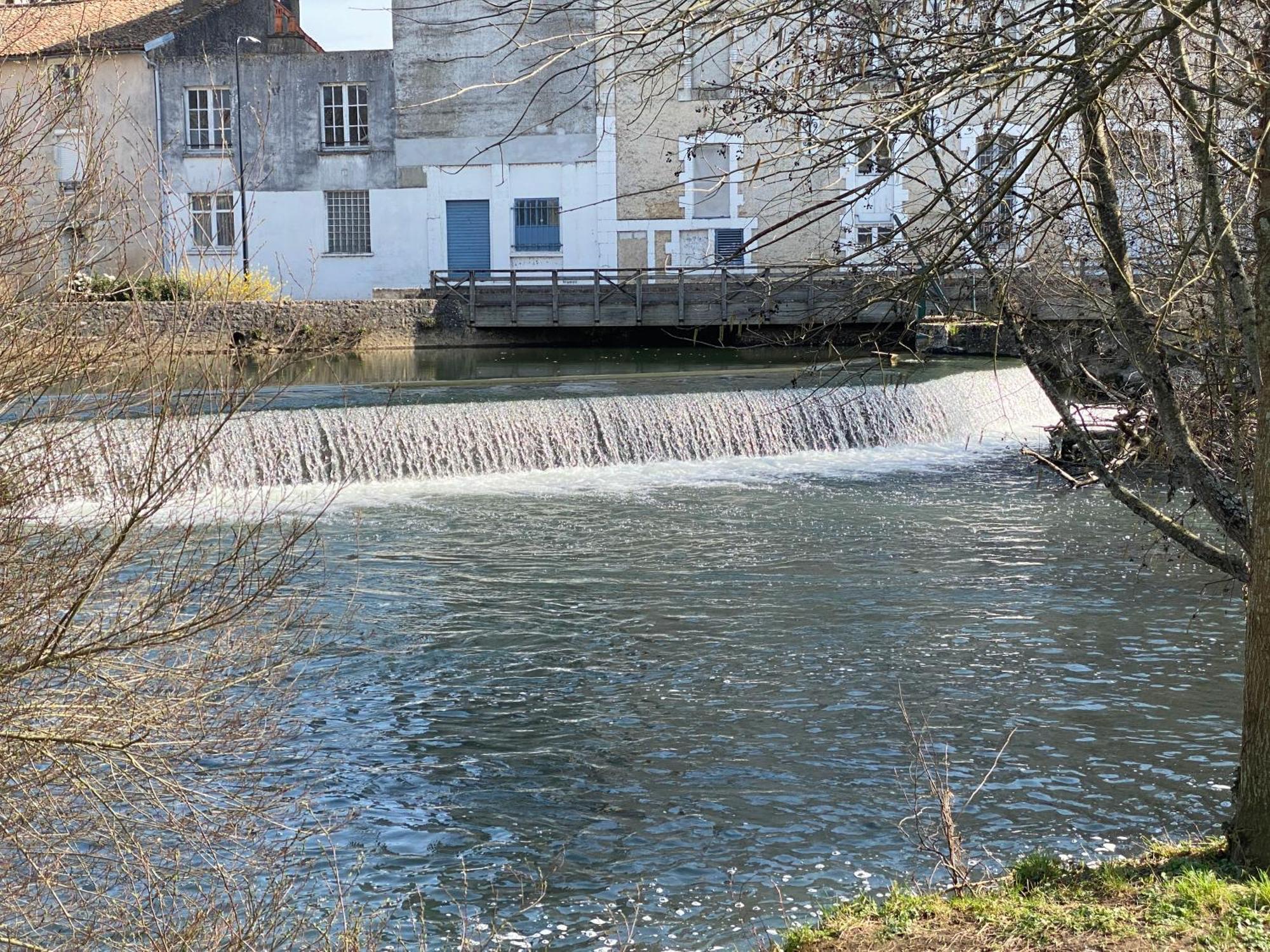 Logis Hotel Le Saint Georges Vivonne Bagian luar foto
