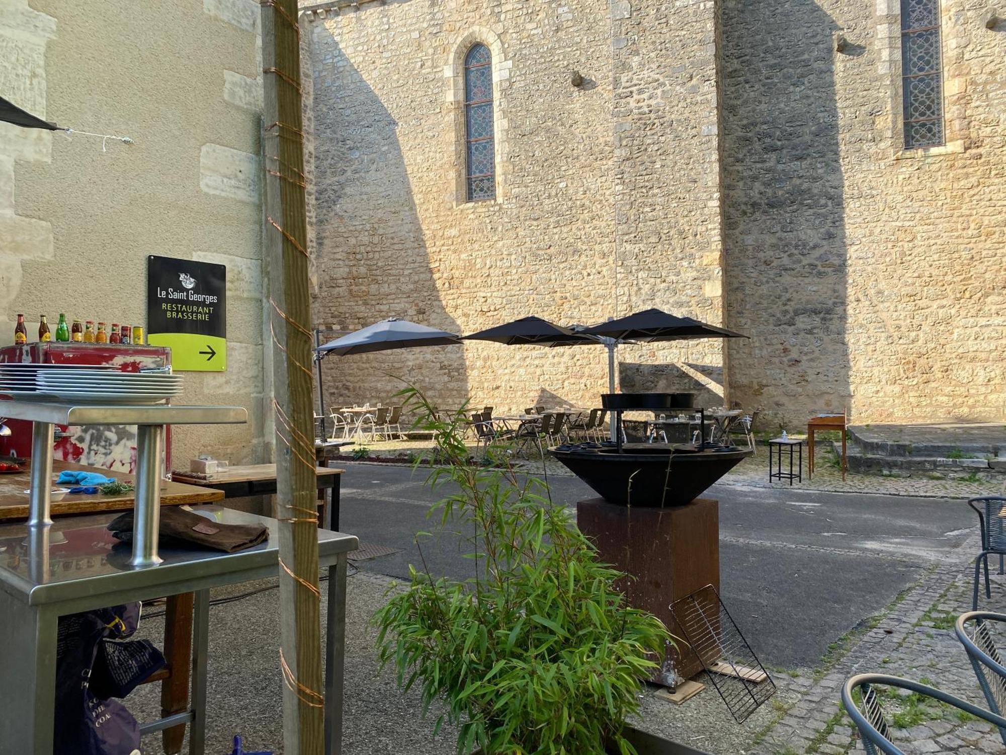 Logis Hotel Le Saint Georges Vivonne Bagian luar foto