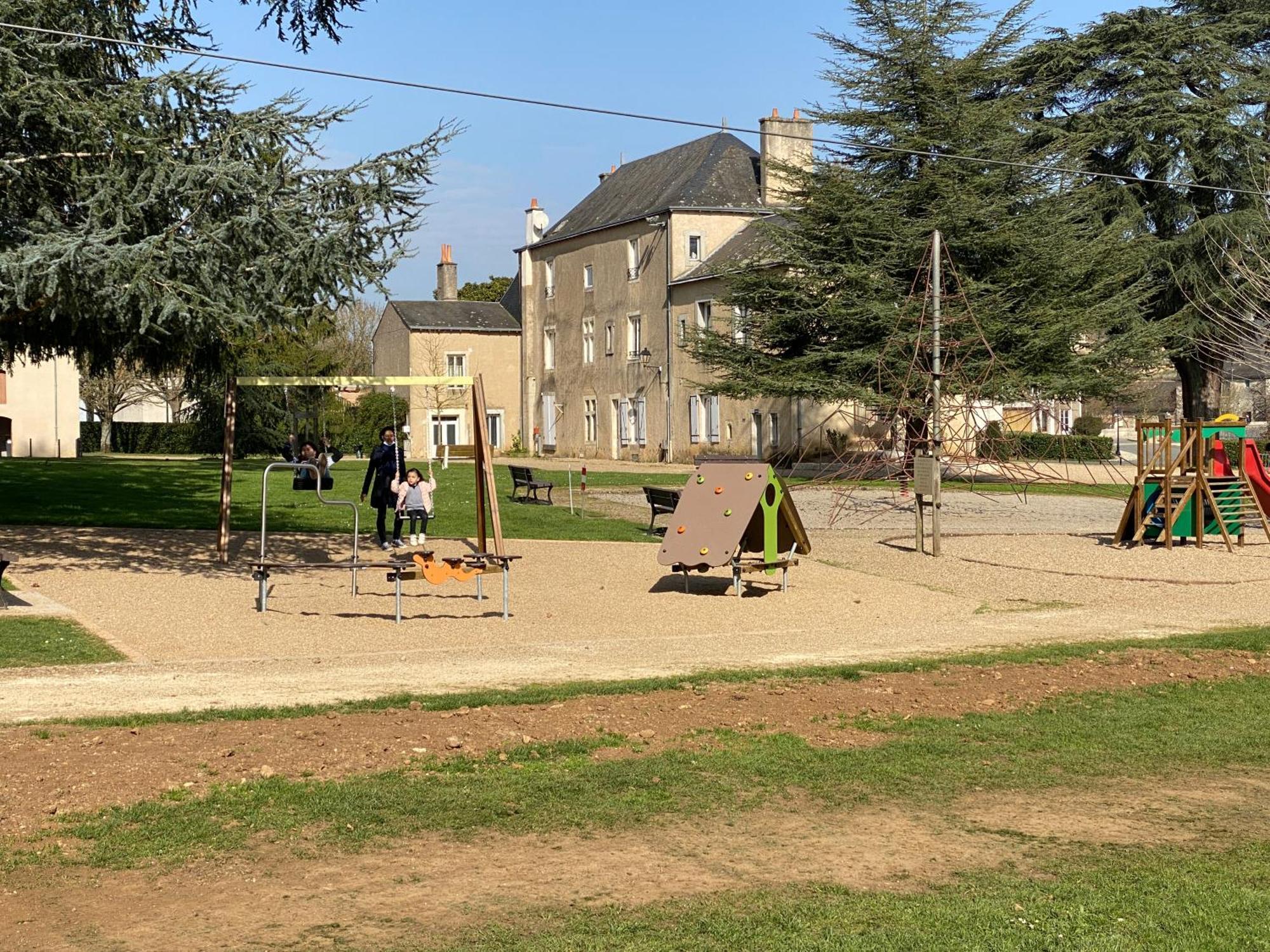 Logis Hotel Le Saint Georges Vivonne Bagian luar foto