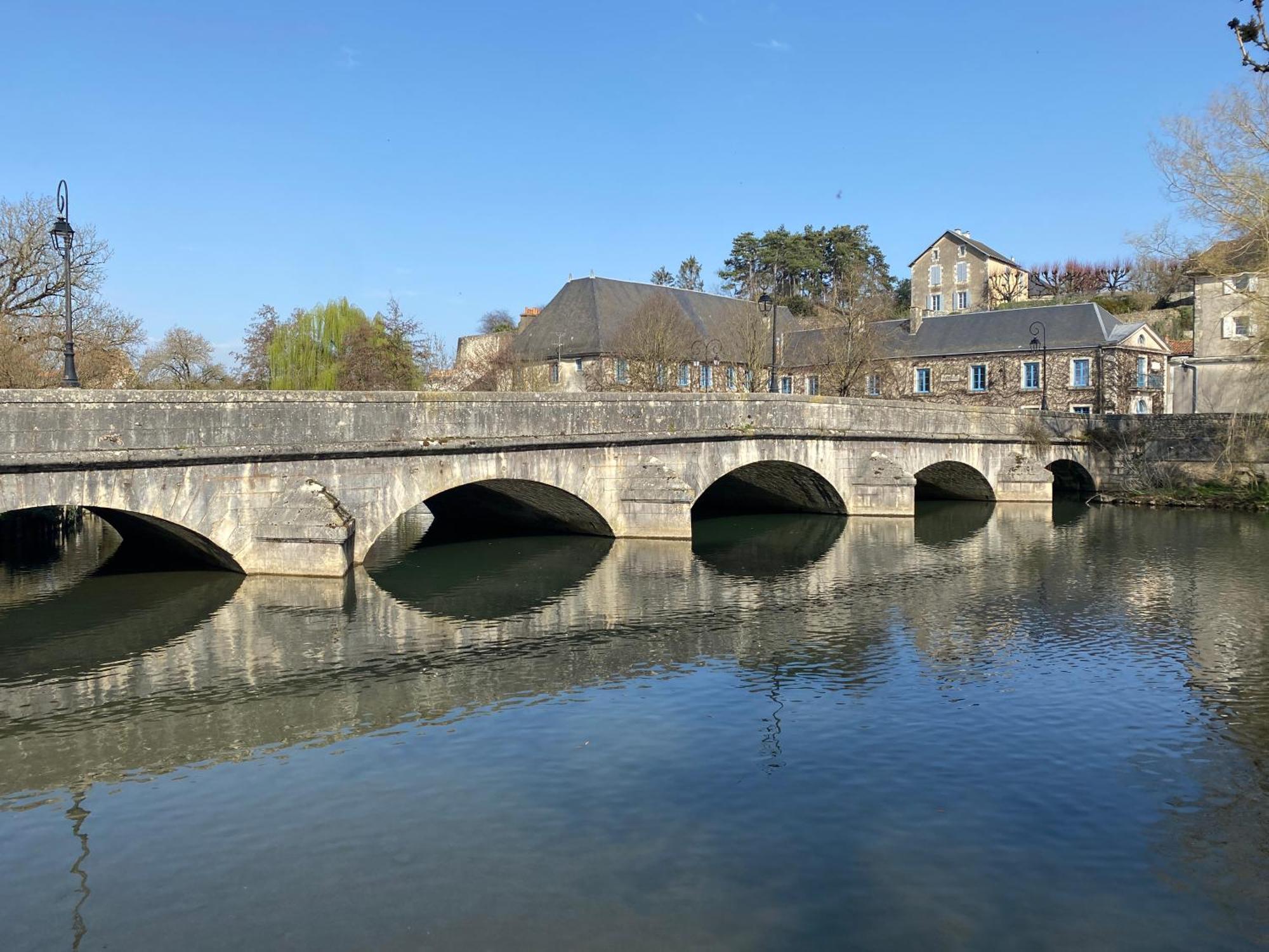 Logis Hotel Le Saint Georges Vivonne Bagian luar foto