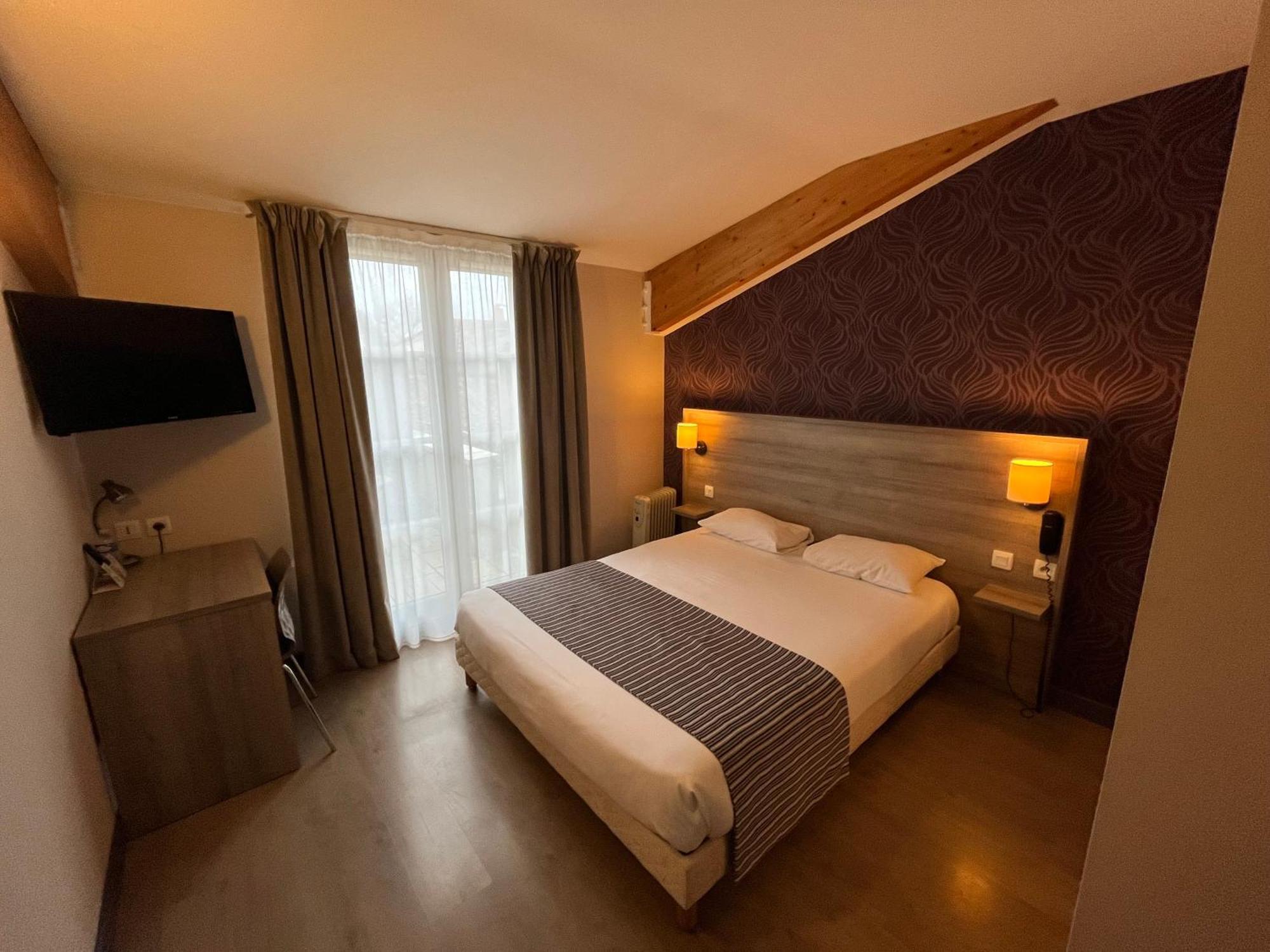 Logis Hotel Le Saint Georges Vivonne Bagian luar foto