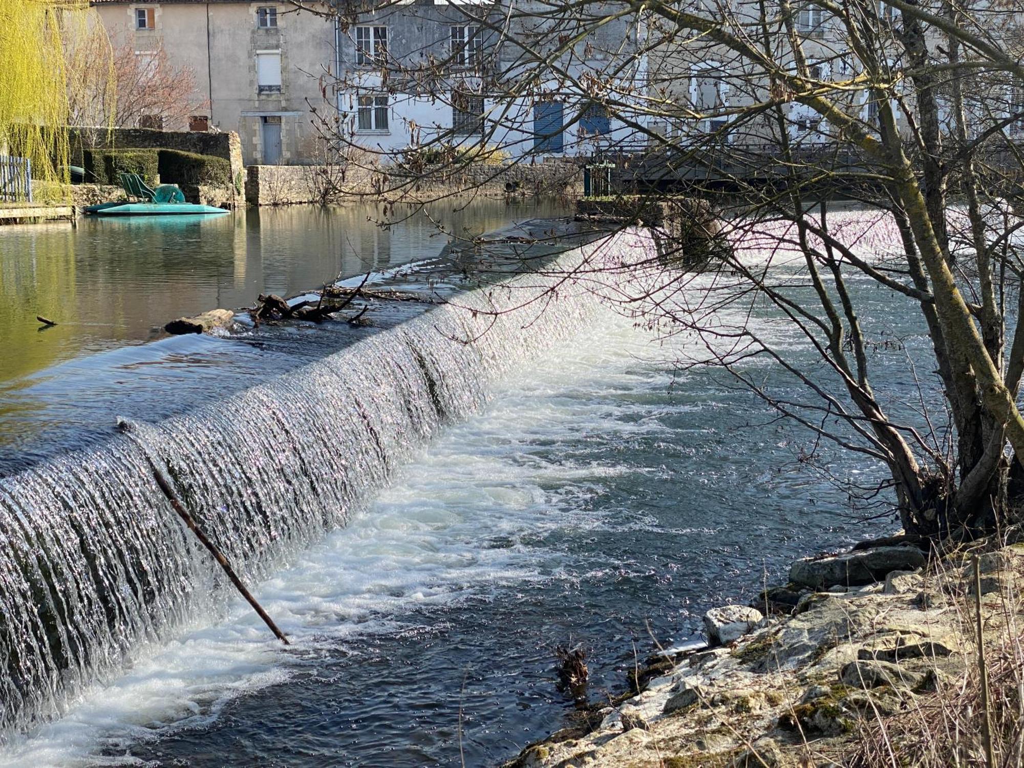 Logis Hotel Le Saint Georges Vivonne Bagian luar foto