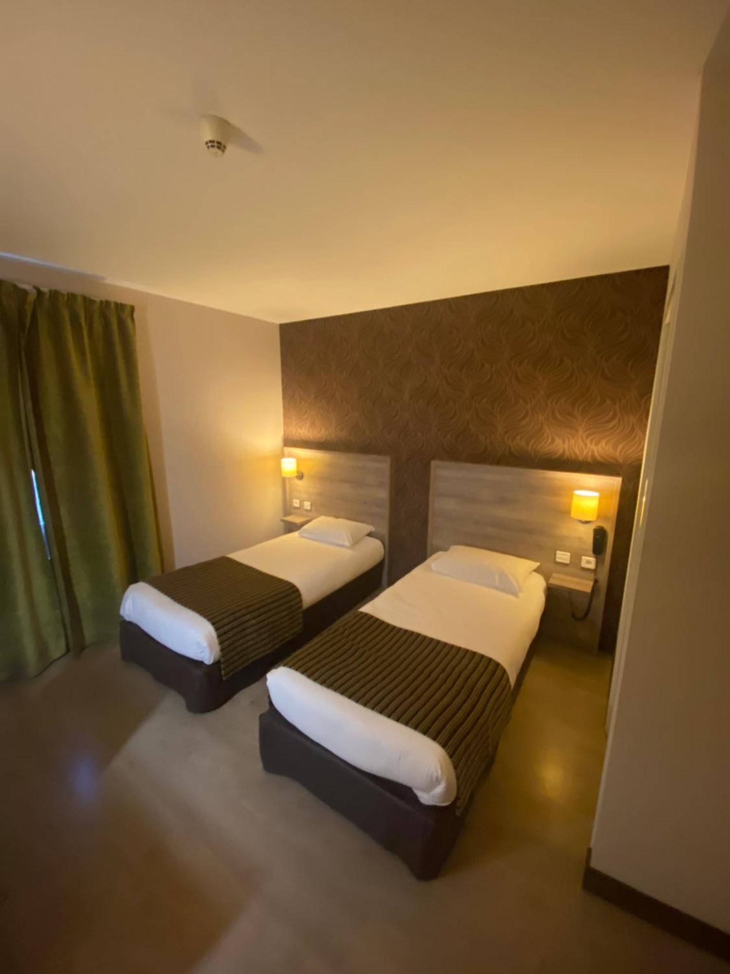 Logis Hotel Le Saint Georges Vivonne Bagian luar foto