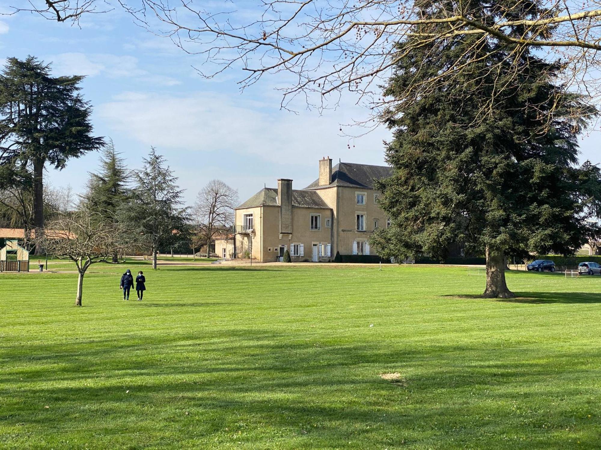 Logis Hotel Le Saint Georges Vivonne Bagian luar foto