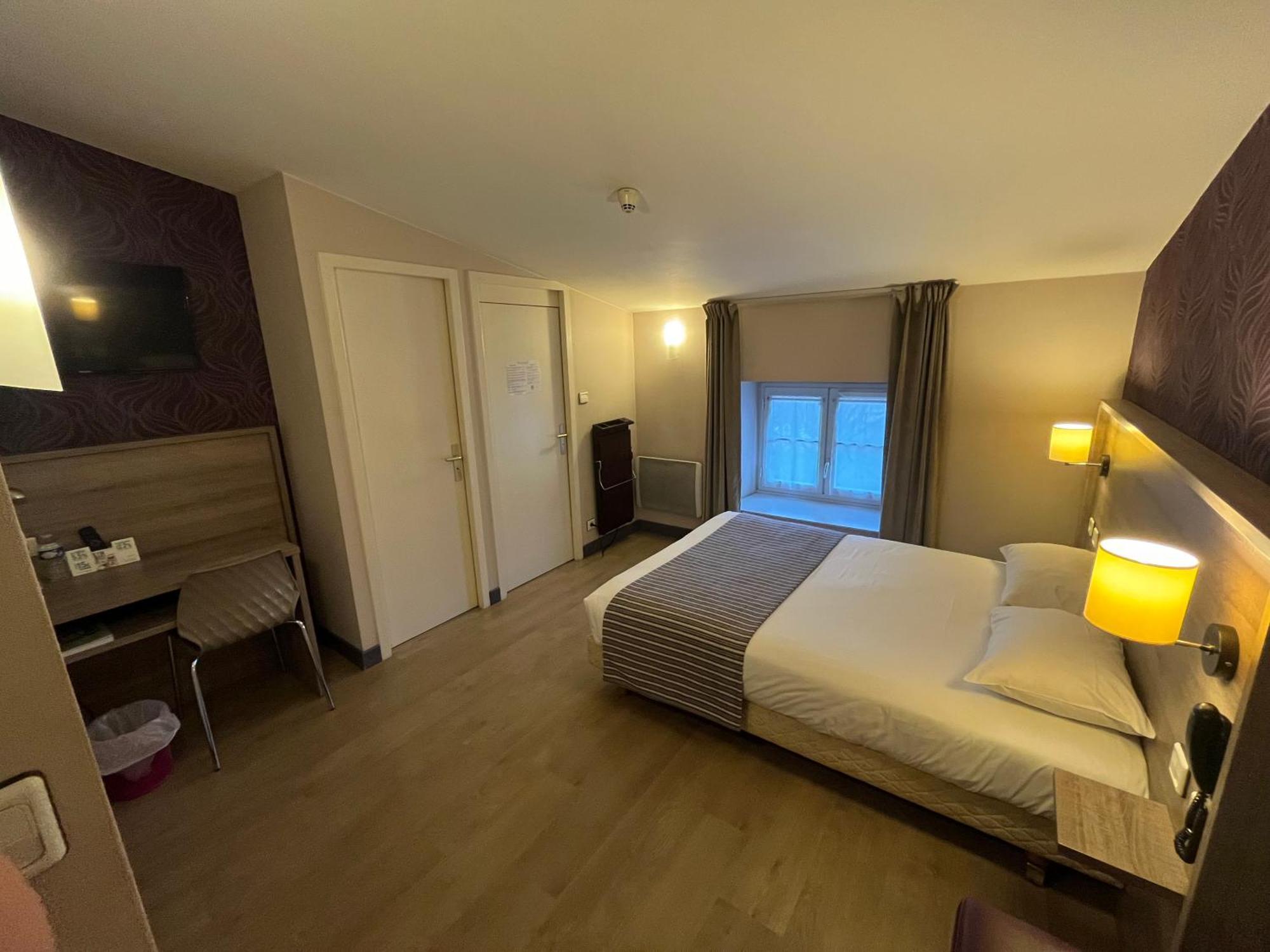 Logis Hotel Le Saint Georges Vivonne Bagian luar foto