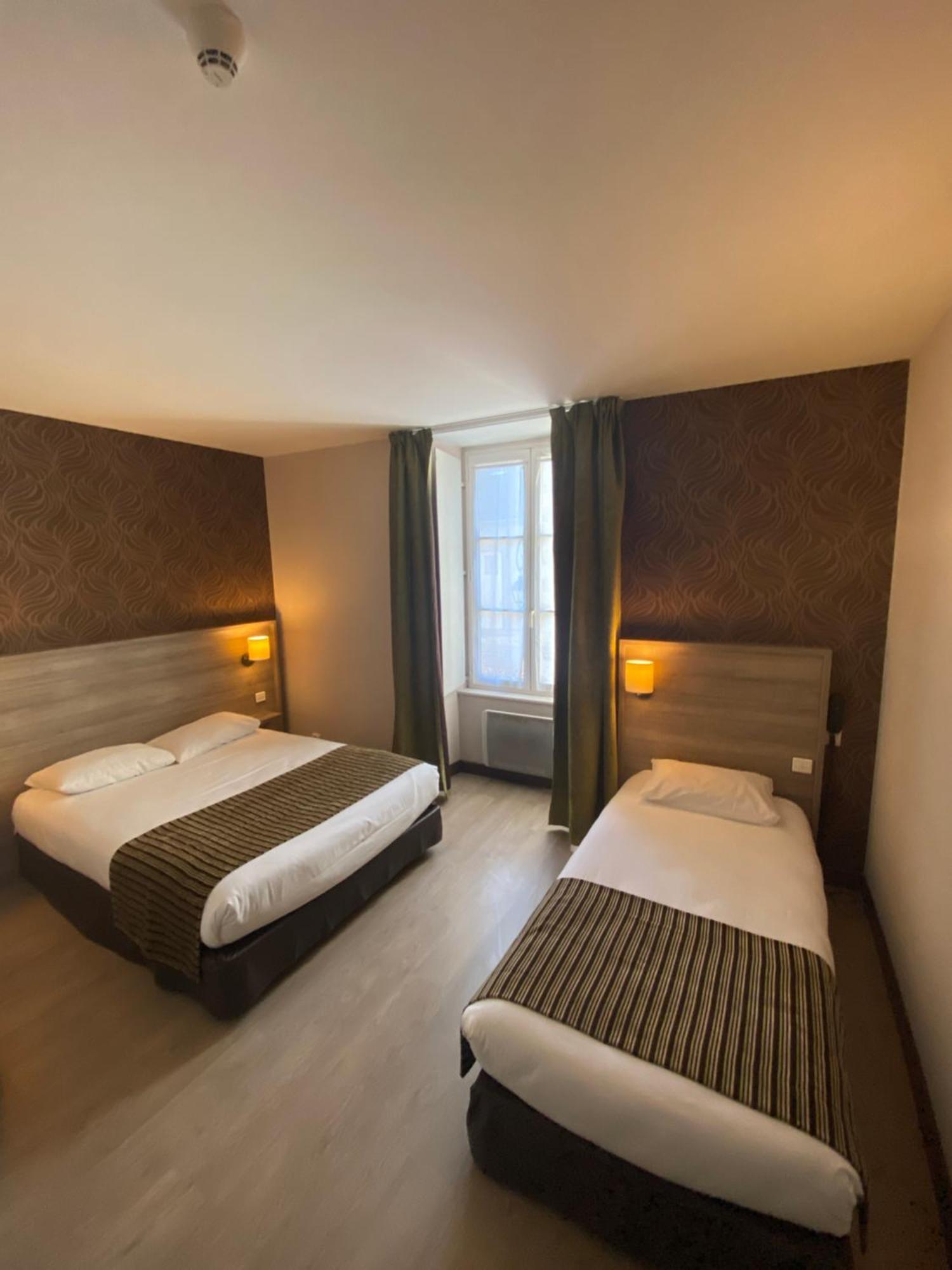 Logis Hotel Le Saint Georges Vivonne Bagian luar foto