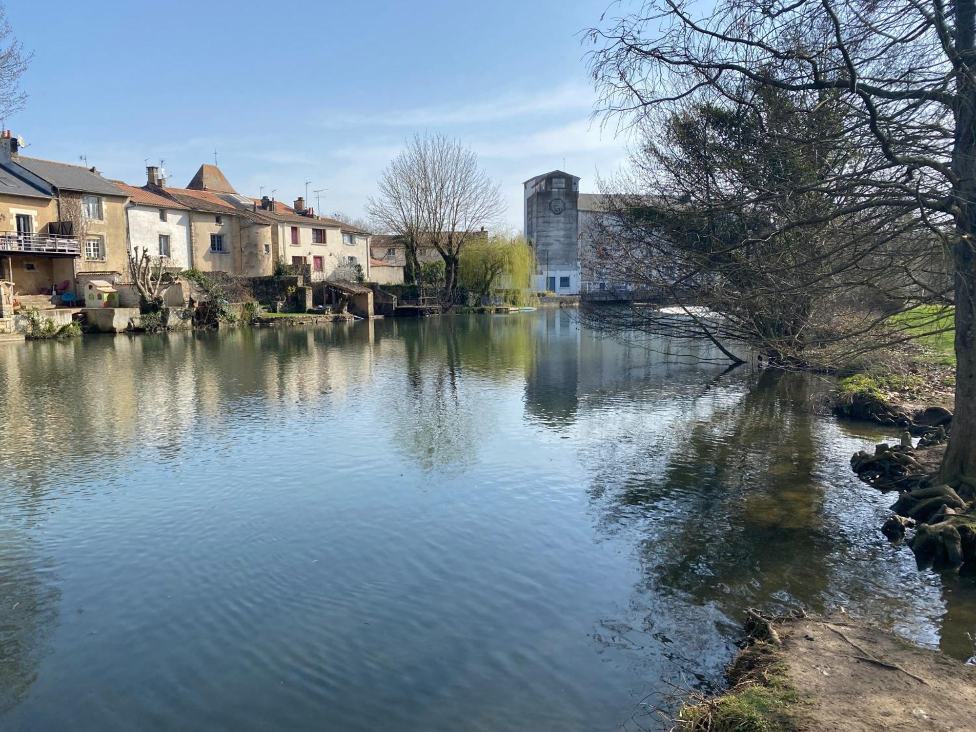 Logis Hotel Le Saint Georges Vivonne Bagian luar foto