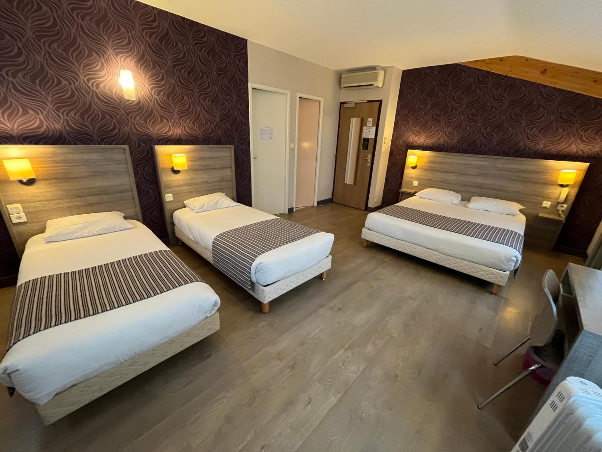 Logis Hotel Le Saint Georges Vivonne Bagian luar foto