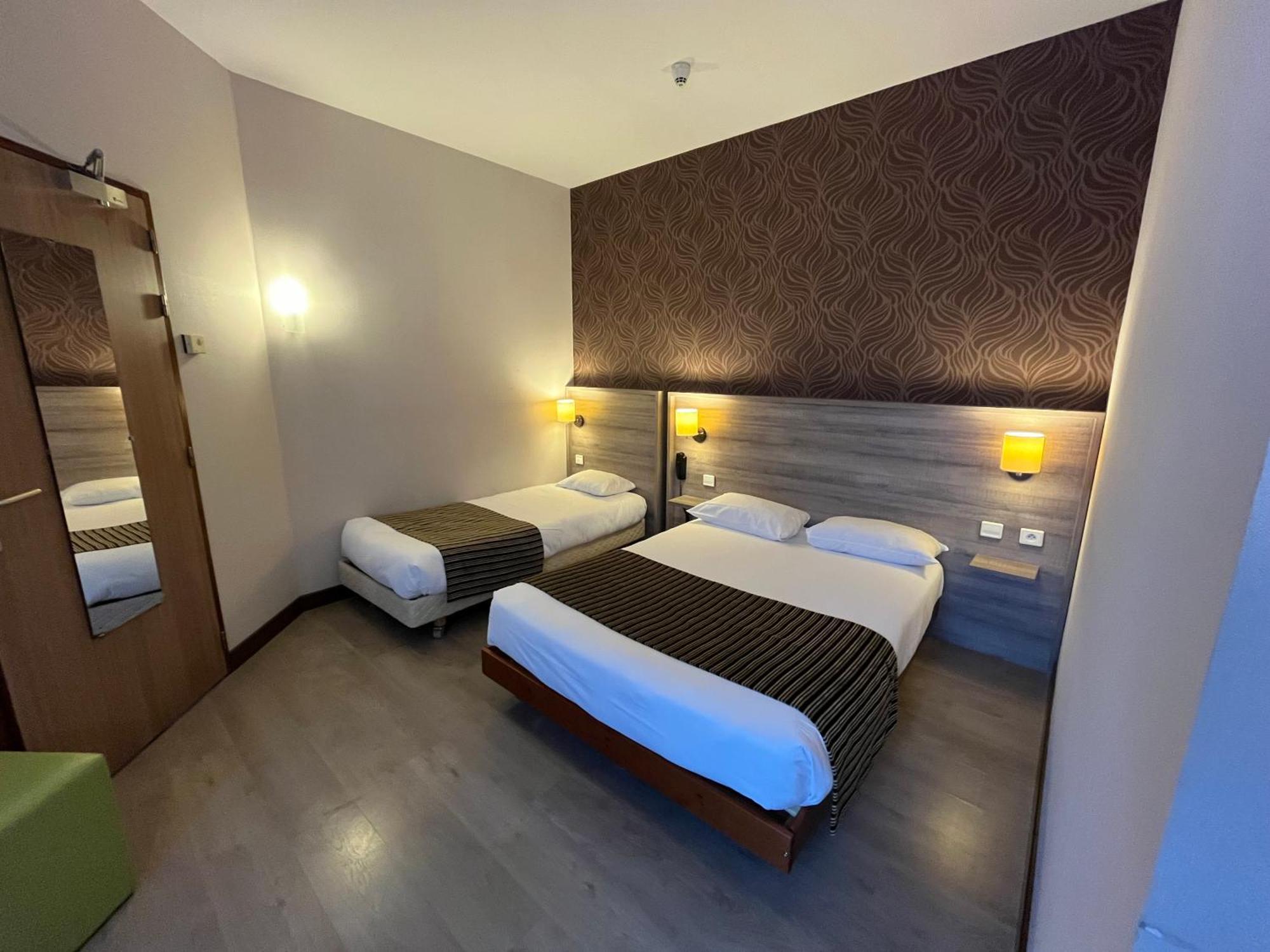 Logis Hotel Le Saint Georges Vivonne Bagian luar foto