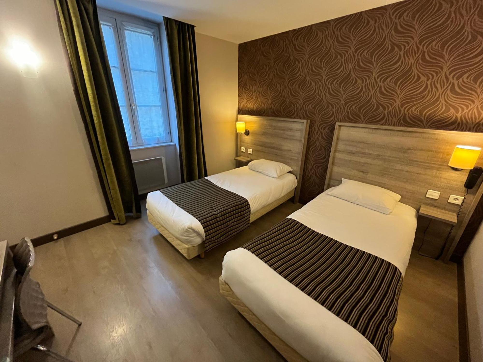 Logis Hotel Le Saint Georges Vivonne Bagian luar foto