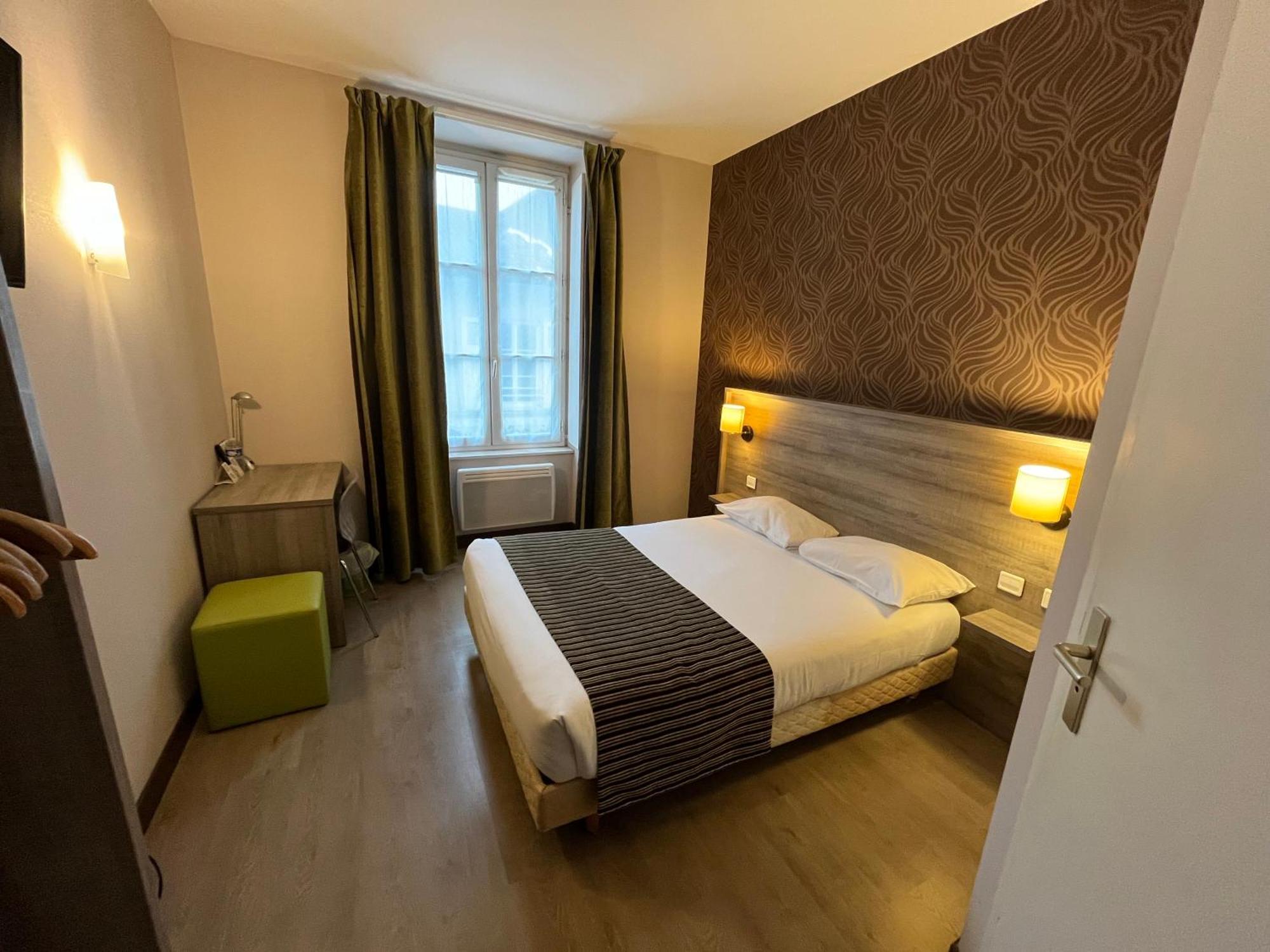 Logis Hotel Le Saint Georges Vivonne Bagian luar foto