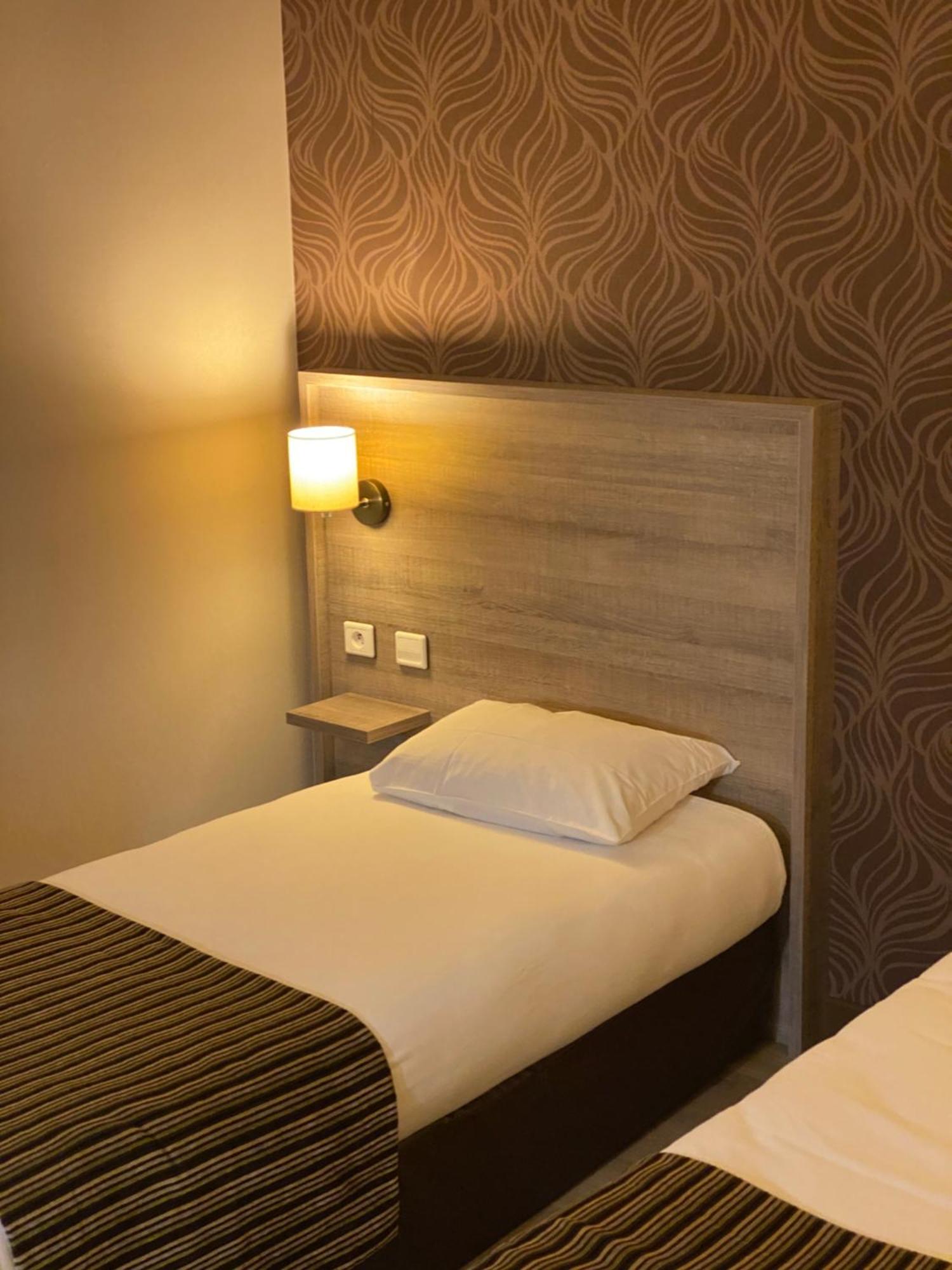 Logis Hotel Le Saint Georges Vivonne Bagian luar foto