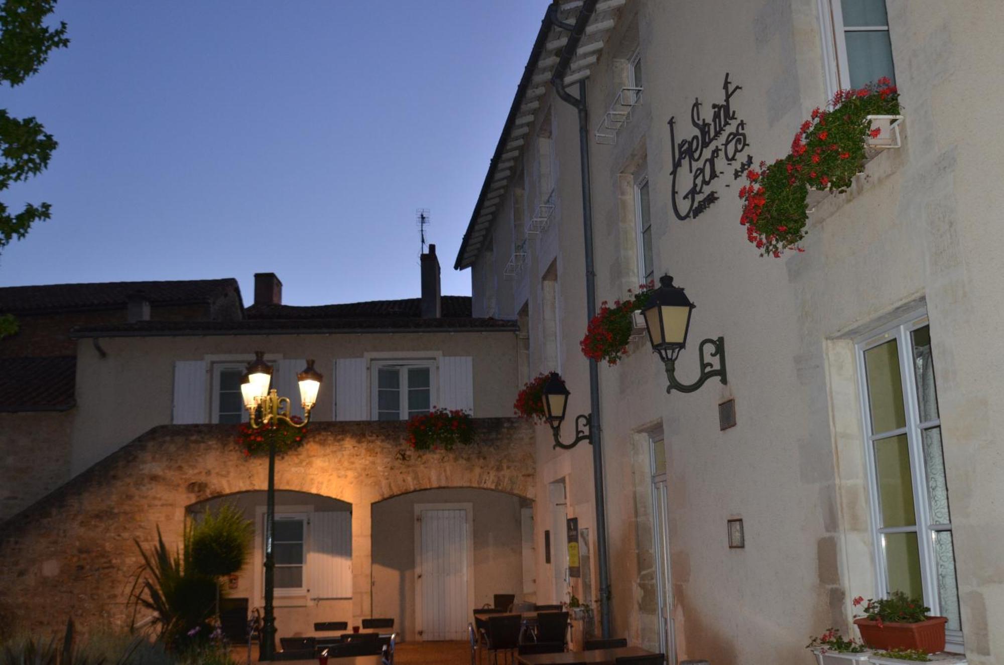 Logis Hotel Le Saint Georges Vivonne Bagian luar foto