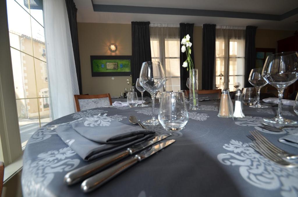 Logis Hotel Le Saint Georges Vivonne Bagian luar foto
