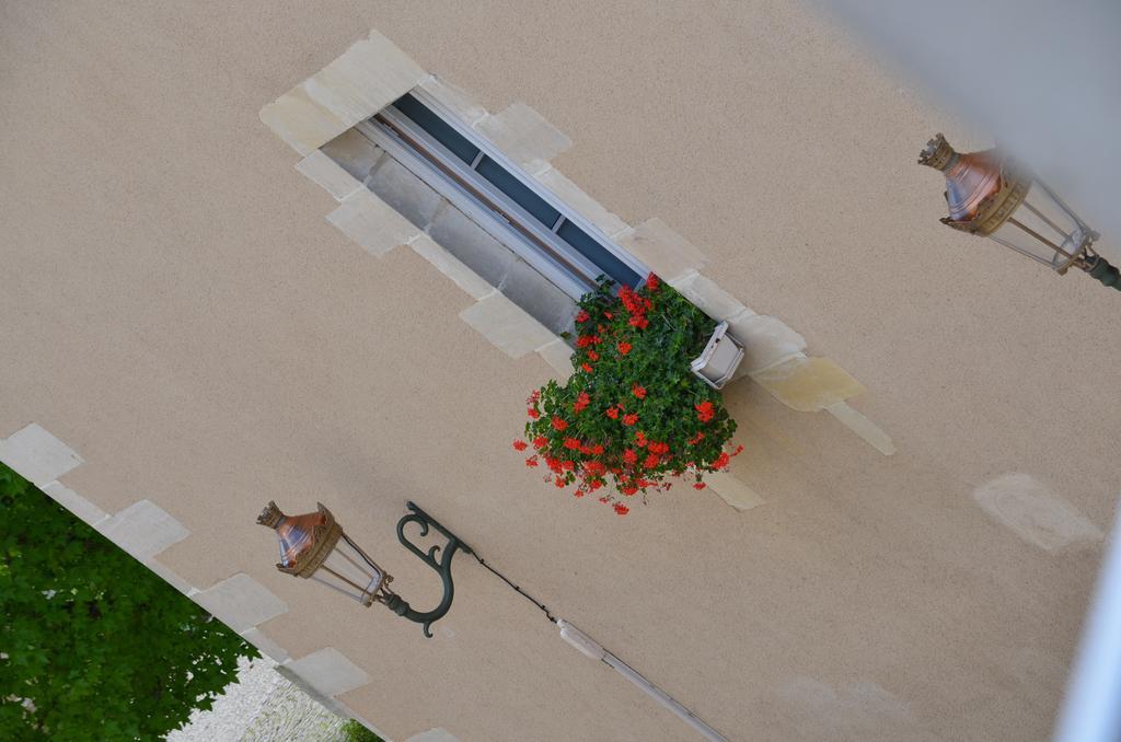 Logis Hotel Le Saint Georges Vivonne Bagian luar foto