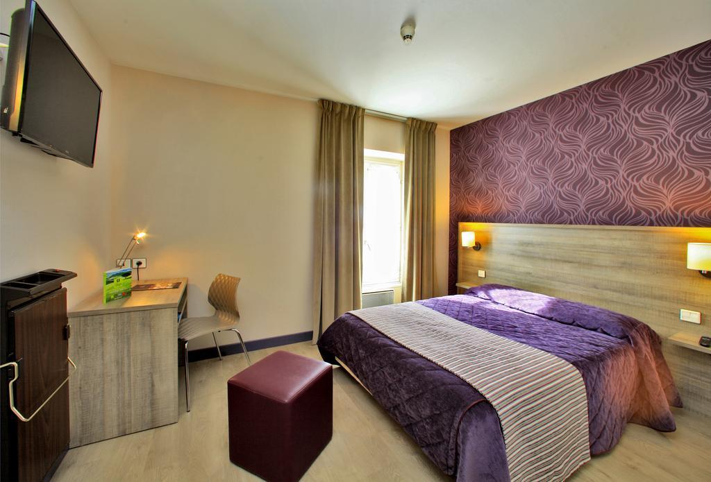Logis Hotel Le Saint Georges Vivonne Bagian luar foto