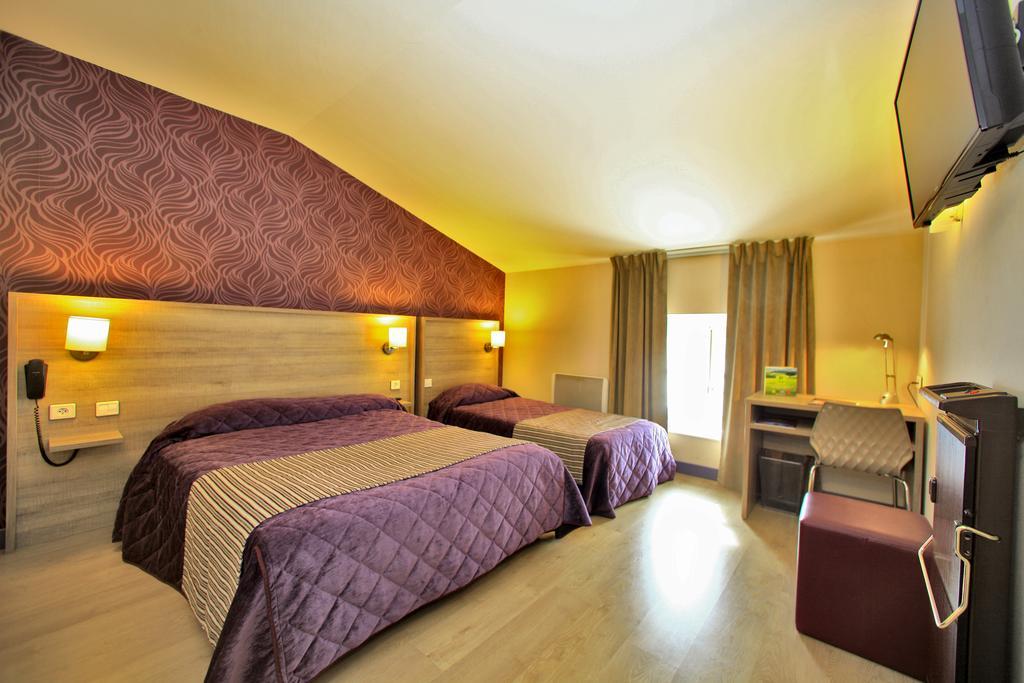 Logis Hotel Le Saint Georges Vivonne Bagian luar foto