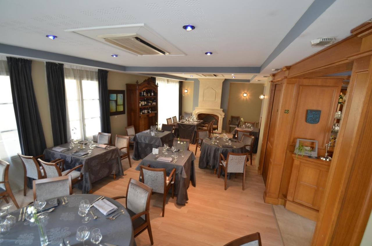 Logis Hotel Le Saint Georges Vivonne Bagian luar foto